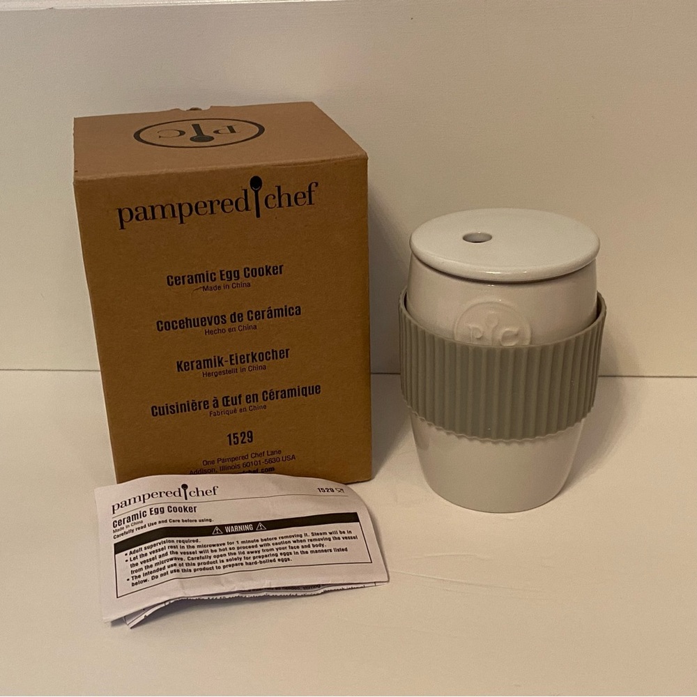 PAMPERED CHEF CERAMIC EGG COOKER NEW IN BOX Cup holds 4 eggs, sleeve & lid 1529